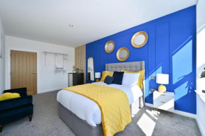 Spacious Designer 2BR Executive Apt, Near Beach & Marina, Central Location